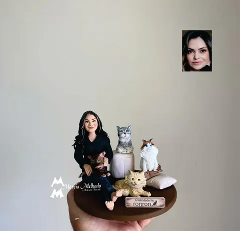 Boneca de biscuit de mulher de roupa preta sentada com quatro gatos e plaquinha A felicidade faz ronron