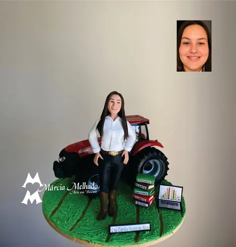 Boneca de biscuit de camisa branca e botas em frente a um trator vermelho, com livros e gráfico sobre base verde