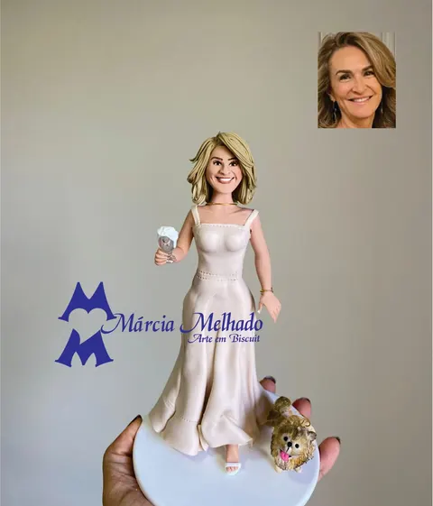 Boneca de biscuit loira com vestido longo champanhe segurando uma taça, com um cachorrinho peludo de língua de fora ao lado