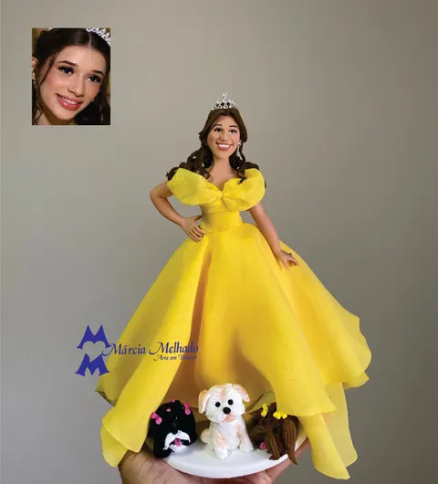 Boneca de biscuit morena com tiara e vestido de baile amarelo volumoso, com três cachorrinhos pequenos na base