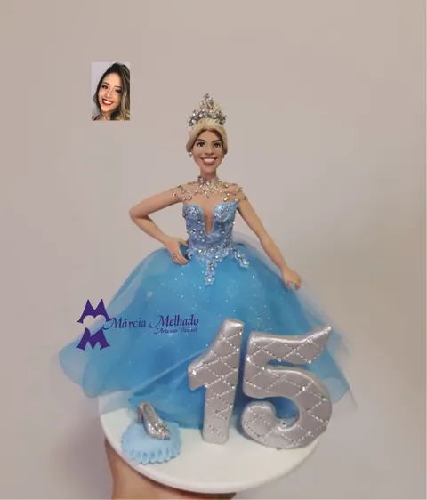 Boneca de biscuit de debutante com coroa e vestido azul de tule, números 15 prateados e sapatinho de cristal na base