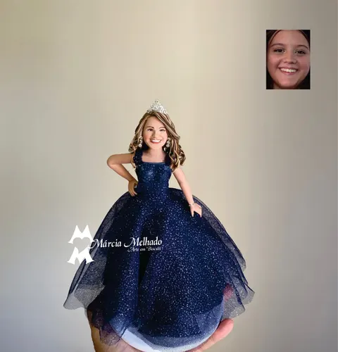 Boneca de biscuit de debutante com vestido azul marinho brilhante de tule, tiara de strass e cabelos cacheados
