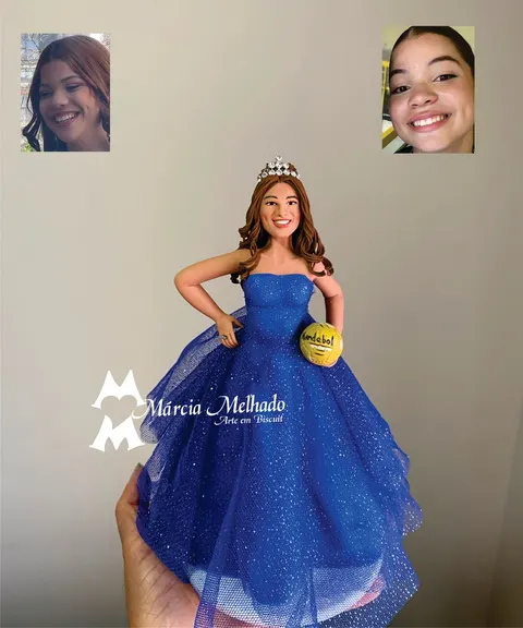 Boneca de biscuit de debutante com vestido azul royal de tule brilhante, tiara e uma bola de handebol amarela na mão
