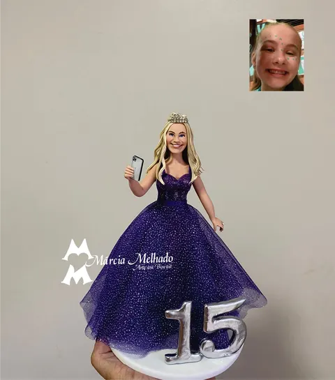 Boneca de biscuit de debutante loira com tiara, vestido roxo brilhante de tule e celular, ao lado do número 15 prateado
