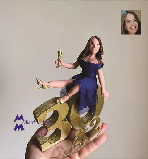 Boneca de biscuit de mulher de vestido azul-marinho sentada em números dourados 30 x 2 brindando com taça