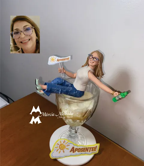 Boneca de biscuit de mulher loira de óculos sentada numa taça de vidro com gelo, segurando cerveja e plaquinha Aposentei