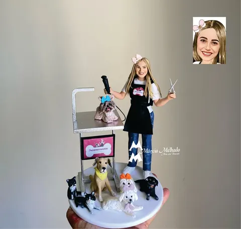Boneca de biscuit loira de avental preto com secador e tesoura, cachorro na mesa de tosa e vários cachorros e gatos na base