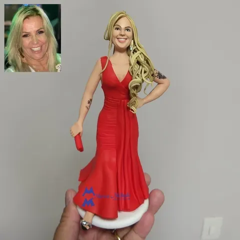 Boneca de biscuit de mulher loira com vestido vermelho longo de decote em V, bolsa de mão vermelha e tatuagens nos braços