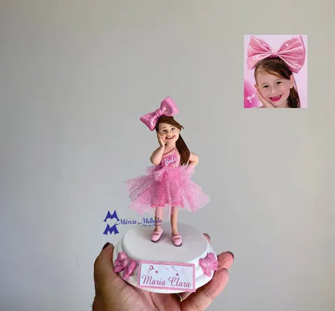 Boneca de biscuit de menina com laço rosa grande, vestido rosa de tule da Barbie e sapatilhas, em base branca