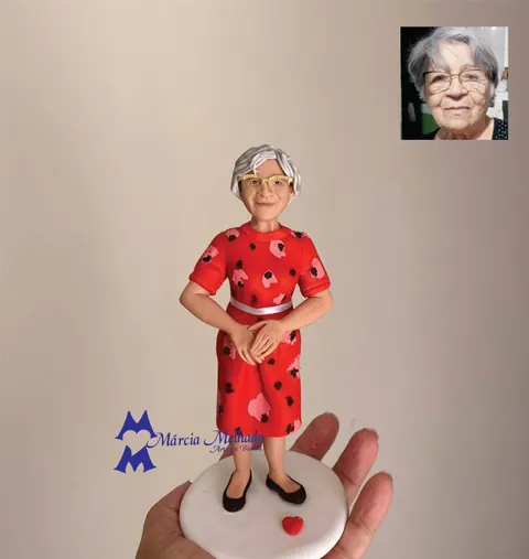 Boneca de biscuit de senhora de cabelos brancos e óculos dourados com vestido vermelho estampado e coração na base