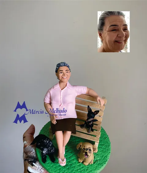 Boneca de biscuit de senhora de camisa rosa sentada em banco de madeira sobre grama verde com três cachorros ao redor
