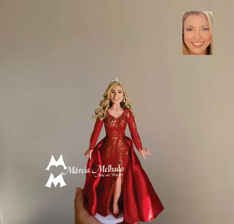 Boneca de biscuit loira com tiara e vestido longo vermelho de cetim bordado em dourado, com fenda e sapatos vermelhos