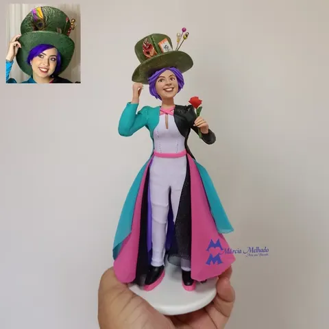 Boneca de biscuit de cabelo roxo fantasiada de Chapeleira Maluca, com cartola verde, casaco colorido e rosa vermelha