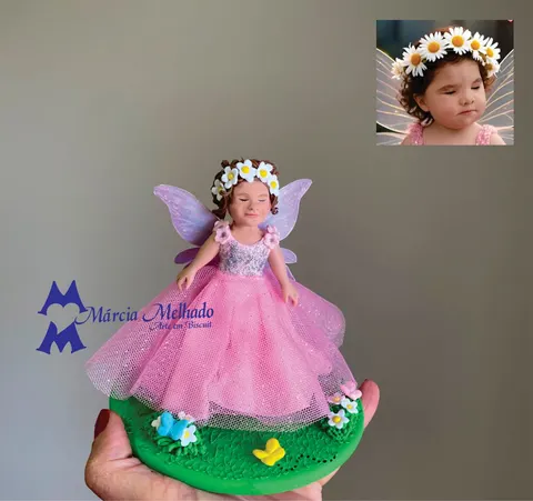 Boneca de biscuit pediatra de jaleco branco sentada num pufe rosa, auscultando uma bebê de vestido rosa com estetoscópio rosa