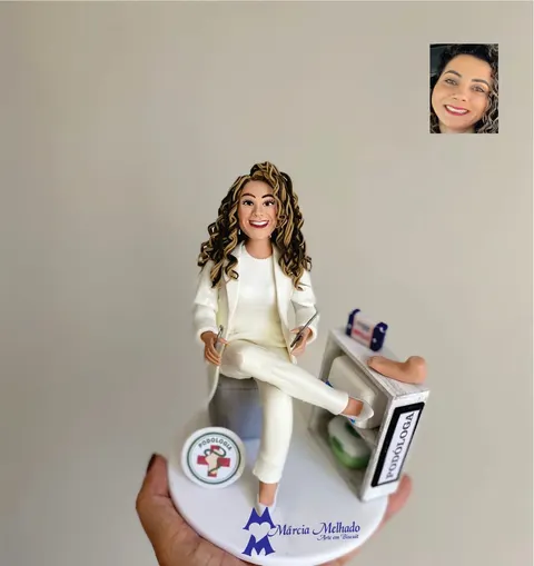 Boneca de biscuit de podóloga de roupa branca sentada com instrumentos nas mãos, pé apoiado na bancada e placa de podóloga