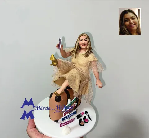 Boneca de biscuit de vestido dourado sentada numa mala de viagem, com celular, maquiagens e placas de praias do Nordeste