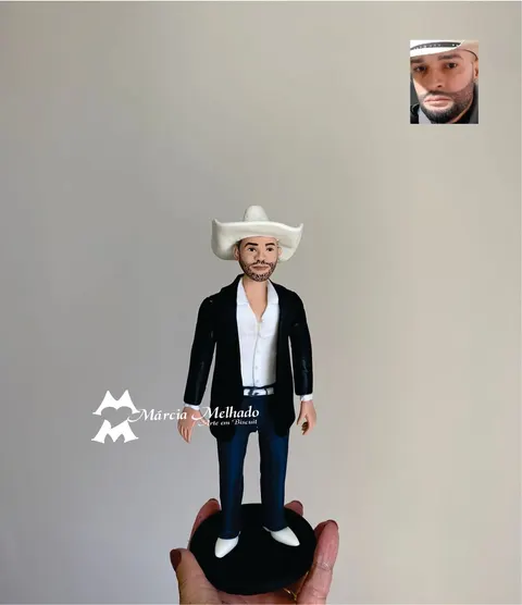 Boneco de biscuit de homem barbudo com chapéu de cowboy branco, blazer preto, camisa branca, jeans e botas brancas