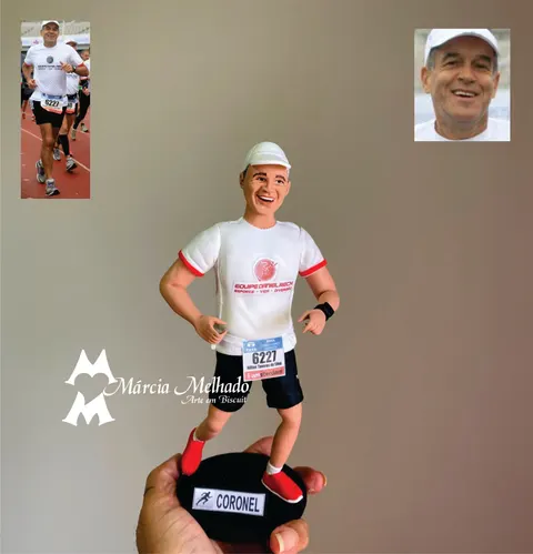 Boneco de biscuit de corredor com boné branco, camiseta branca de equipe, número de peito, bermuda preta e tênis vermelhos