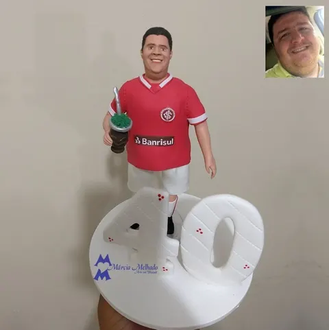 Boneco com camisa vermelha do Internacional segurando cuia de chimarrão, em pé sobre base com número 40 branco