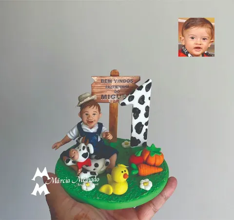 Topo de bolo de biscuit com menino de chapéu de palha e macacão jeans entre vaquinha, pintinho e legumes, com número 1