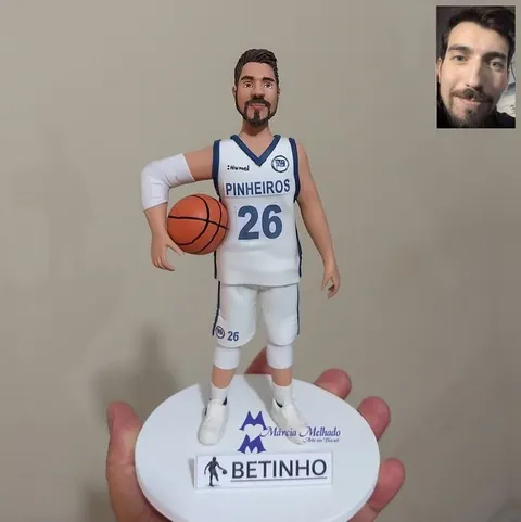 Boneco de biscuit de jogador de basquete com uniforme branco do Pinheiros número 26 segurando bola laranja