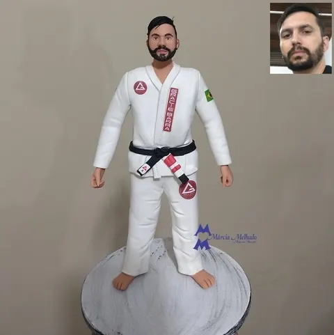 Boneco de biscuit de lutador de jiu-jitsu com kimono branco da Gracie Barra, faixa preta e pés descalços