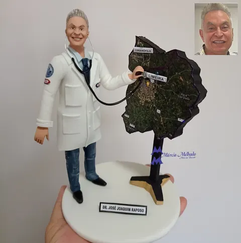 Boneco de biscuit de médico grisalho com jaleco branco encostando estetoscópio em um mapa da região de Limeira