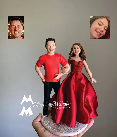Bonecos de biscuit de jovem com vestido longo vermelho de braço dado com homem de camiseta vermelha e calça preta