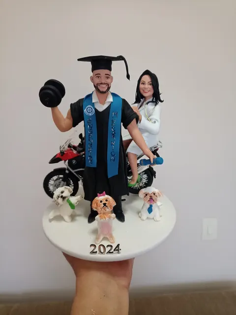 Formando de biscuit de beca e faixa de engenheiro mecânico erguendo halter, mulher de jaleco na moto BMW e três cachorros