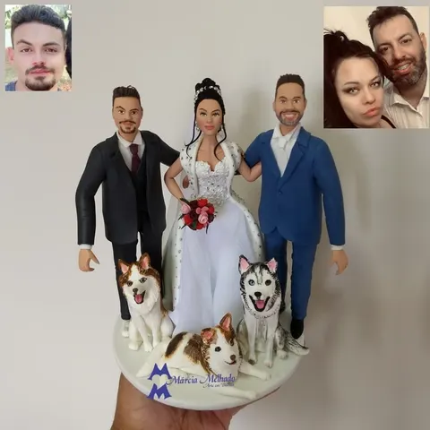 Noiva de biscuit com buquê de rosas entre dois homens de terno, um preto e um azul, e três cachorros husky sentados na base