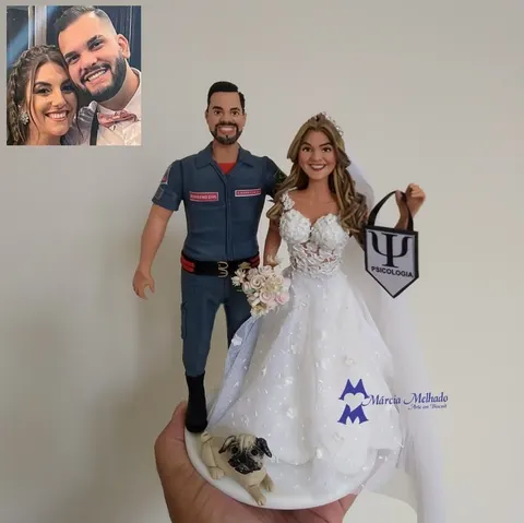 Noivo de biscuit com farda de bombeiro civil, noiva de vestido rendado segurando sacola de psicologia e pug na base