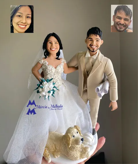 Noivinhos de biscuit: noiva de vestido branco com buquê, noivo de terno bege com rolos de projetos e cachorro dourado na base