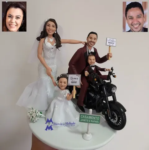 Noivinhos de biscuit com dois filhos, noivo de terno vinho em moto custom preta e plaquinhas Lá vem a noiva e Lá vem o noivo
