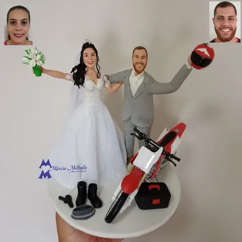 Noiva de vestido branco com buquê e noivo de terno cinza erguendo capacete vermelho ao lado de moto de motocross