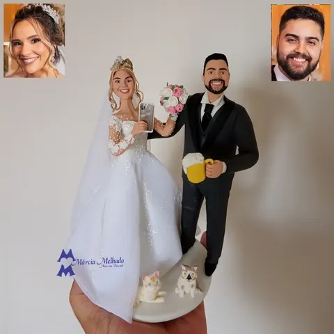 Noiva de tiara e véu segurando celular e buquê ao lado do noivo barbudo com caneca de chope, com dois gatos na base