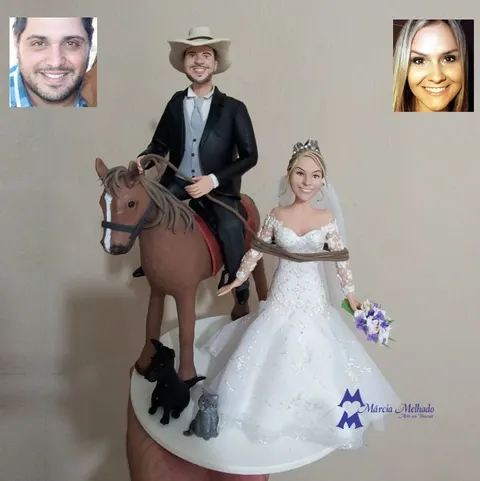 Noivo de chapéu montado em cavalo marrom laçando a noiva de vestido branco, com cachorro preto e gato cinza aos pés
