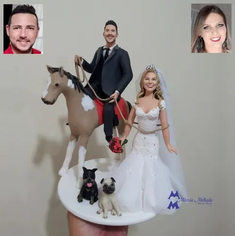 Noivinhos de biscuit: noivo de terno preto montado em cavalo pampa laçando a noiva de vestido branco, com pug e filhote preto