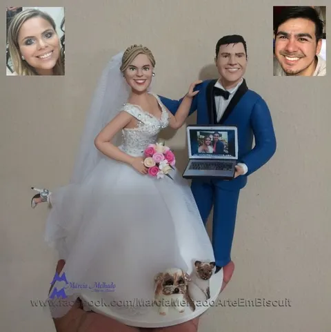 Noivinhos de biscuit: noivo de terno azul com notebook aberto e noiva de vestido de tule com buquê, cachorro e gato siamês