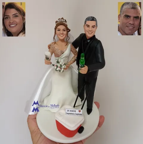 Topo de bolo de biscuit com noiva segurando chope, noivo grisalho com garrafa de cerveja e cooler com plaquinha de 20 anos