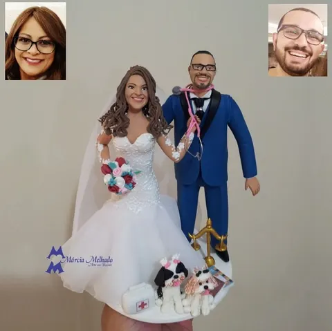 Noivinhos de biscuit: noivo de terno azul com estetoscópio rosa, noiva de vestido sereia, dois cachorros e balança da justiça