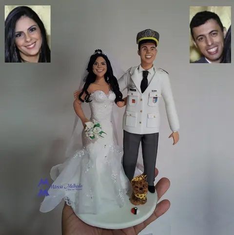 Noivo de biscuit em uniforme militar de gala branco com quepe, noiva morena de vestido sereia e yorkshire com laço na base