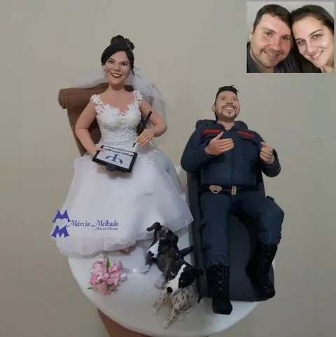 Noiva de biscuit em poltrona com prancheta de psicologia, noivo de farda azul-escura sentado ao lado e dois cachorros na base